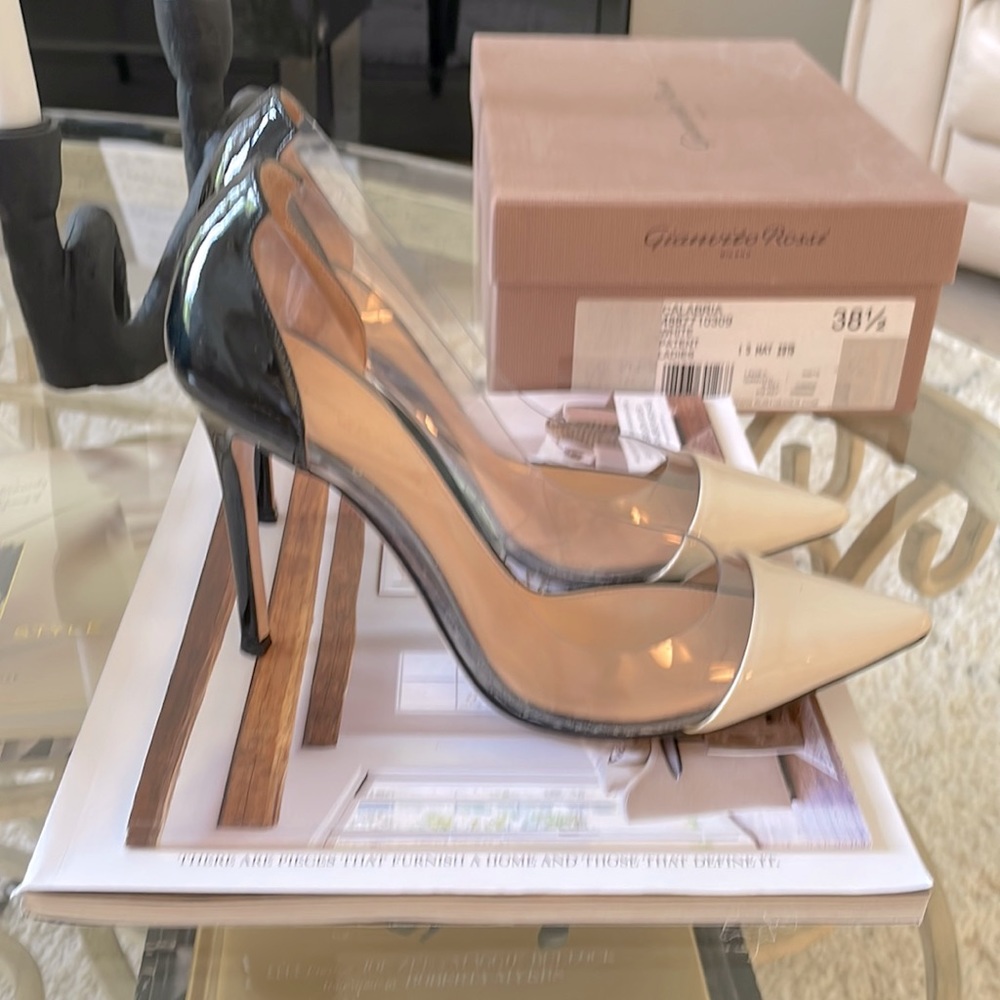 Beautiful black and white patent heels by Gianvito Rossi. In perfect condition
